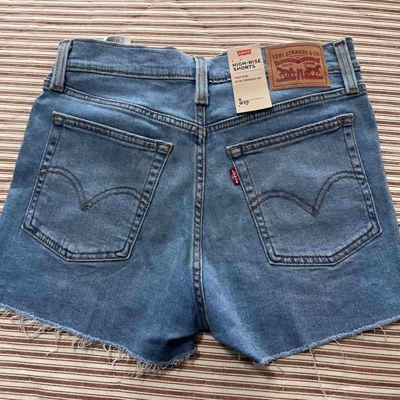 NWT Levi's High Rise
Shorts Light Wash
Sculpt Hypersoft Raw
Hem Denim Size W28 - Picture 2 of 7